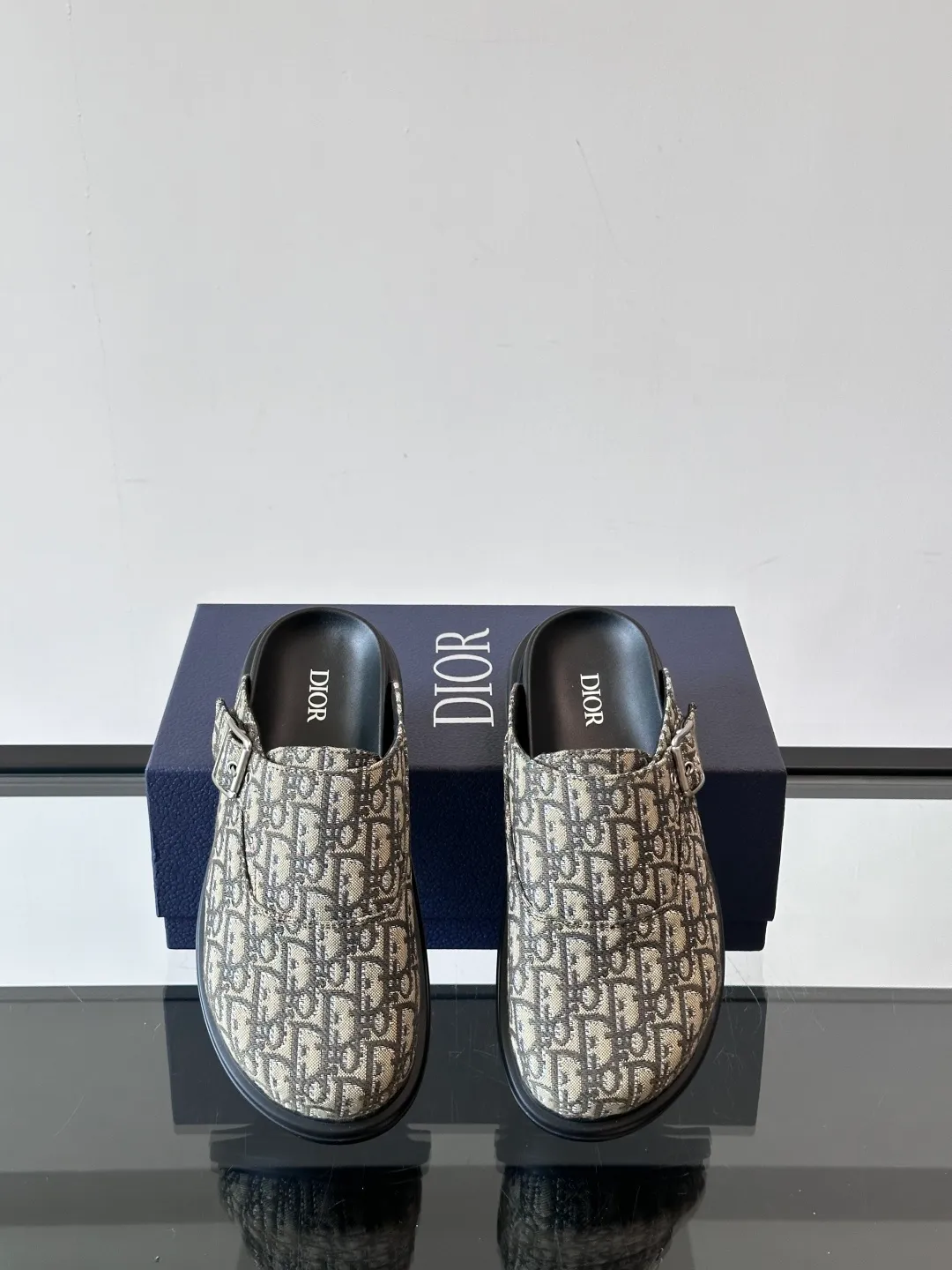 p340 "Dio＊" Brand new mules are available. I think cap-toe mules are really cool for boys. They are Dior's most classic oblique print and are fashionable and comfortable. These Dior Aqua mules combine modern style and classic design. Beige and black Oblique printed fabric upper with adjustable straps and a metal-clad copper alloy Dior buckle for added style. Paired with black leather, rubber and EVA notch soles, they can be easily paired with a variety of casual outfits. size: 38-45 (45 customized)